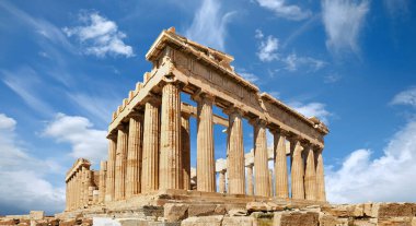 Akropolis, Atina, Yunanistan 'daki antik Yunan kalesi. Parthenon Tapınağı 'nın mavi gökyüzü ve tüy bulutlarıyla aydınlık bir gündeki panoramik görüntüsü. Klasik Yunan mirası, ünlü bir yer..