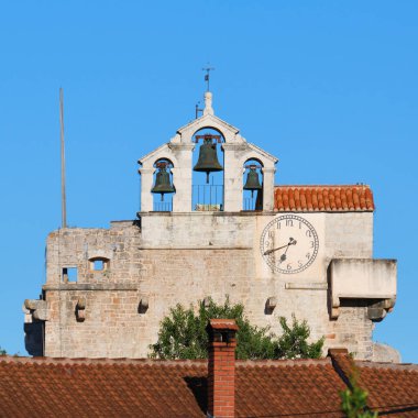 Aziz 'in çan kulesi Hvar Hırvatistan' ın Vrboska köyündeki Kiliseyle Evleniyor