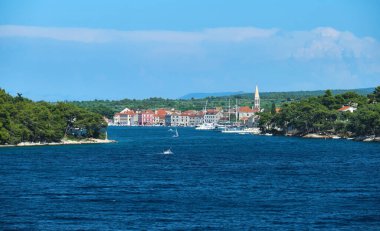 Starigrad 'ın ünlü körfezindeki feribottan çekilen eski kasabası. Lavanta adasının en eski kenti Hvar Hırvatistan