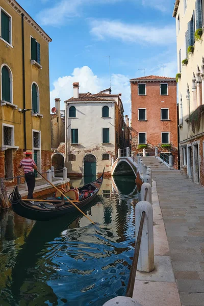 Wenice Włochy Września 2020 Gondola Fondamenta Borgo Typowym Weneckim Mostem — Zdjęcie stockowe