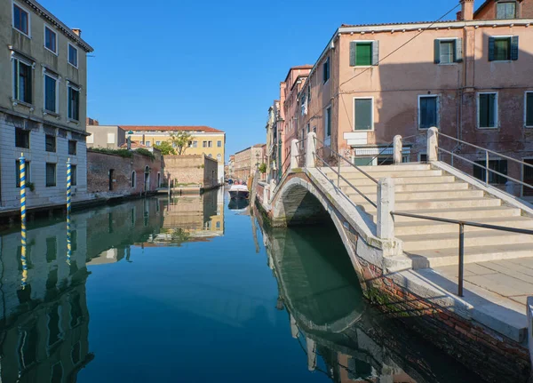 Wide Canal Typical Venetian Bridge Reflects Buildings Calm Water Canal — Stock Photo, Image