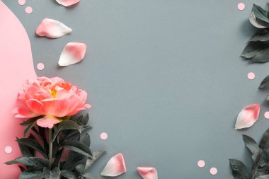 Tebrik kartı maketi, kopyalama alanı. Şakayık çiçeği, taç yaprakları ve yapraklar. Pembe ve koyu gri katmanlı arka planda tek bir çiçek. Çiçek desenli yaratıcı bir daire..