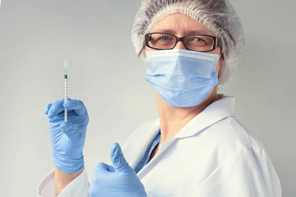 Szczepionka Przeciw Koronawirusowi Lekarz Masce Okularach Jednorazowym Kapeluszu Niebieskich Rękawiczkach — Zdjęcie stockowe