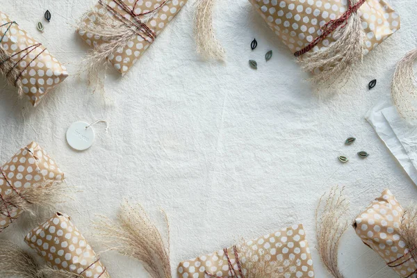 Handgemachte Geschenke Beigem Bastelpapier Mit Trockenem Wildem Gras Das Mit — Stockfoto