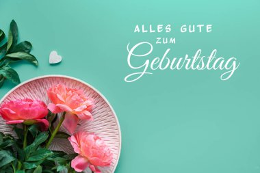 Nane yeşili kağıt üzerinde şakayık çiçekleri olan doğum günü kartı. Aller Gute Zum Geburtstag 'a ve Almanca Mutlu Yıllar' a mesaj at. Ahşap çerçevede metin. Tebrik kartı, poster, ağ için düz bir çiçek dizaynı.