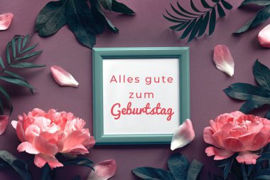 Huysuz ormanda yeşil ve kırmızı renkte şakayık çiçekleri olan doğum günü kartı. Alles Gute Zum Geburtstag 'a ve Almanca Mutlu Yıllar' a mesaj at. Ahşap çerçevede metin. Tebrik kartın için düz bir çiçek dizaynı.