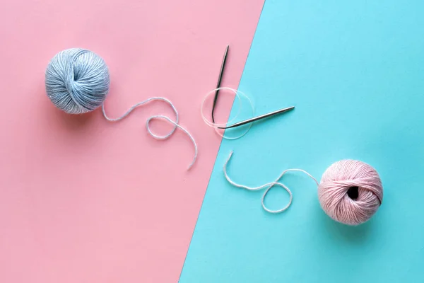 Wollknäuel Und Stricknadeln Mit Schnur Auf Gespaltenem Rosa Und Mintblauem — Stockfoto