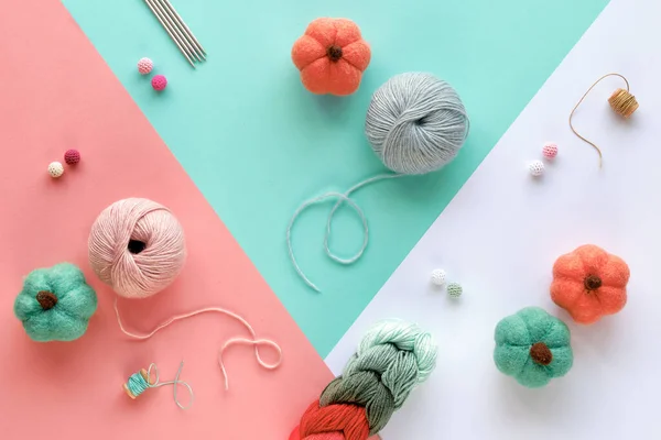 様々なウール糸と編み針 創造的な編み物趣味 ピンク ミントグリーン ホワイトのパノラマの背景 重ね紙の背景にパステルカラーの趣味のアレンジ — ストック写真
