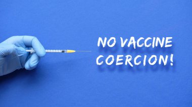 Zorunlu aşının reddi, zorunlu aşı. Metin Yok Aşı Baskısı. Sıhhiyeci ya da hemşire mavi eldivenle Covid-19 aşısını şırıngaya koydu. Kişi kızamık aşısını reddediyor, Covid-19..