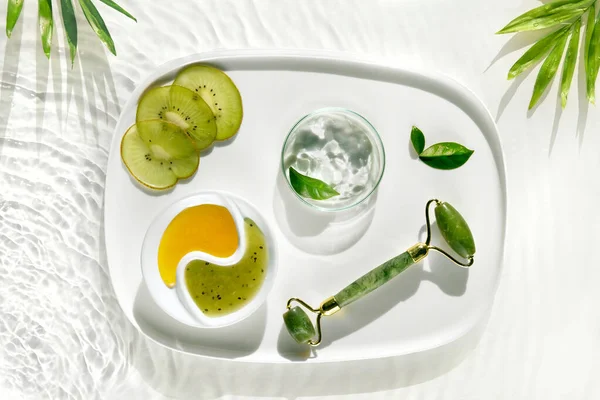 Zelfgemaakte Cosmetische Kiwi Fruit Zelf Gemaakte Huidverzorging Achtergrond Jade Steen — Stockfoto