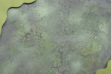 Yaş desenli yeşil kahverengi arka planda düz yatıyordu. Soyut çatlak, çatırdayan arka plan. Yeşil kağıt köşeleri, metin için kopyalama alanı.