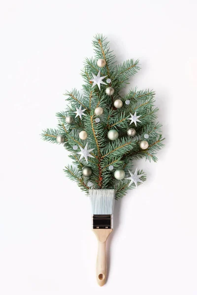 Pintura Pincel Con Ramitas Navideñas Decoradas Con Bolas Navidad Estrellas —  Fotos de Stock