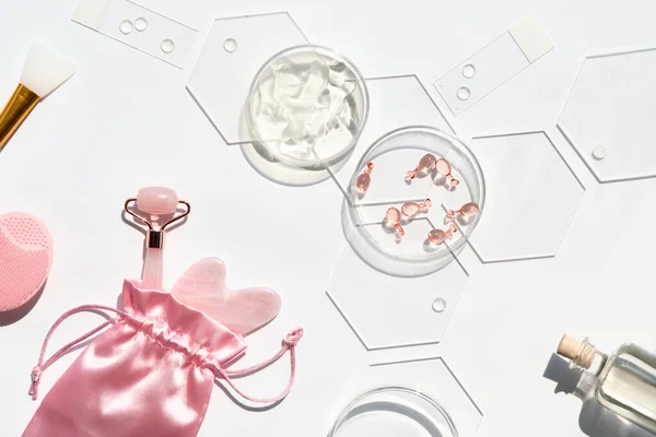 접시에 육각형 마사지 화장품 실험실 빛깔의 아름다운 물체와 위에서 단색의 — 스톡 사진