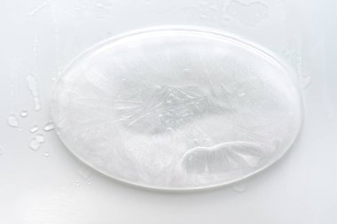 Oval buz kalıbı, donmuş soğuk, beyaz desenli arka plan. Düz konum, üst görünüm kopyalama alanı, metin alanı, ürününüz veya metniniz için yer.