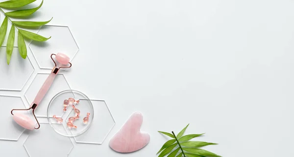 쿠르트 접시에 육각형 야자수 매력적 마사지 치료를 화장품 실험실 파노라마 — 스톡 사진