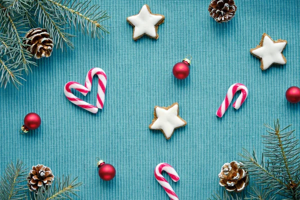 Vánoční Jednoduché Minimální Pozadí Jedlovými Větvičkami Cukrovou Třtinou Borovými Šiškami — Stock fotografie