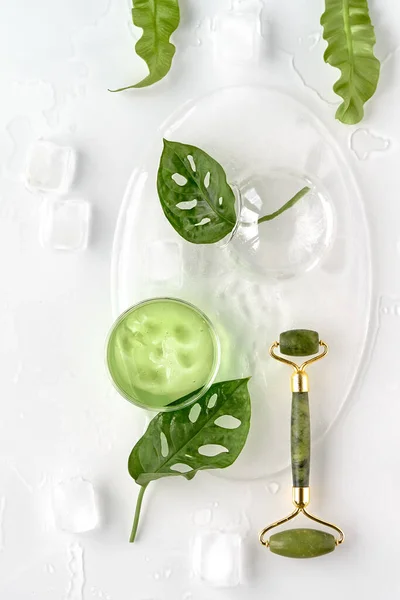 Moisturizer Groene Jade Face Roller Ovaal Ijs Met Ijsblokjes Exotische — Stockfoto