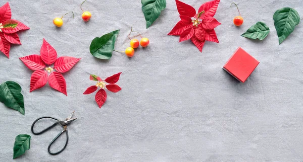 圣诞全景平铺 横幅在天然亚麻纺织品上 采购产品红点 圣诞装饰 橙色野生苹果和红色礼品盒 米黄色纺织品上的剪枝 红色和深绿色点缀叶 — 图库照片