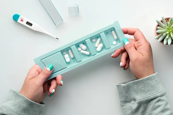 Patiëntenhanden Houden Een Doos Pillen Vast Plastic Container Met Pillen — Stockfoto