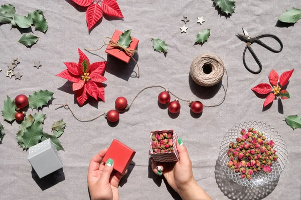 Apartamento Natal Leigos Tecido Linho Bege Natural Mãos Decoram Caixas — Fotografia de Stock