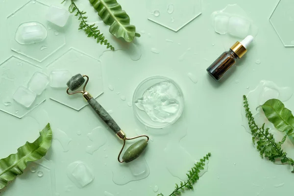 Moisturizer Groene Jade Gezicht Roller Met Exotische Varens Bladeren Mint — Stockfoto