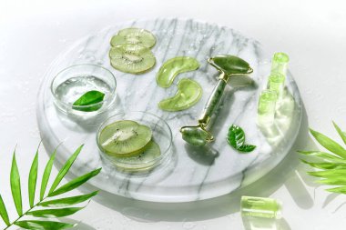 Kozmetik cilt bakımı. Kivi dilimleri ve egzotik palmiye yapraklı bitkisel ilaçlar. Ev yapımı şeker fırçası. Doğal güneş ışığı, gölgeler. Doğal cilt bakımı.