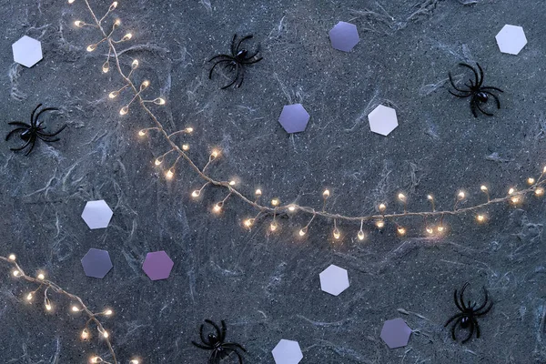 Siyah Örümceklerin Koyu Mor Desenli Arka Planda Olduğu Minimum Cadılar — Stok fotoğraf