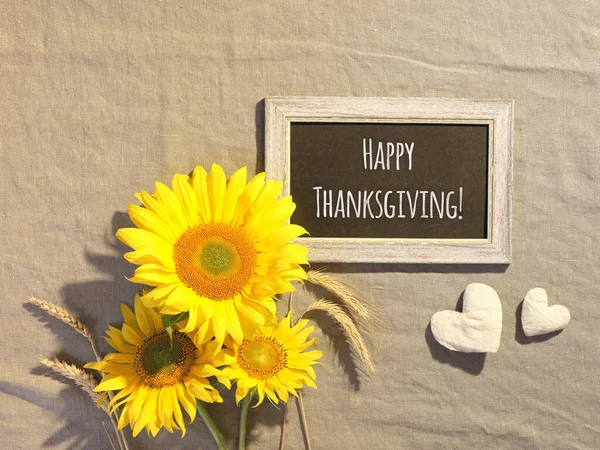 Glad Thanksgiving Text Svarta Tavlan Med Solrosor Och Höstdekorationer Platt — Stockfoto