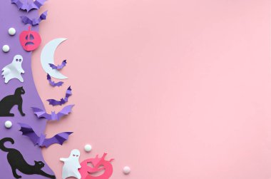 Fotokopi alanı olan şirin bir Cadılar Bayramı geçmişi. Kawaii kara kedileri, canlı mor kağıt yarasalar, pembe balkabakları, tatlılar, komik beyaz hayaletler. Üst görünüm pembe ve mor kağıt üzerinde Hilal Ay, metin alanı.