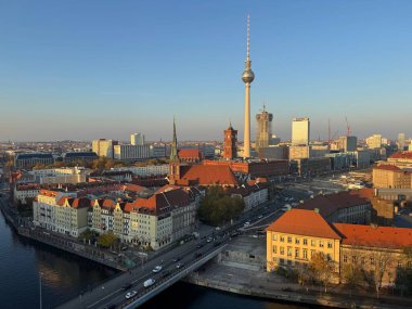 Berlin, Almanya 07 Kasım 2025: Berlin üzerindeki hava manzarası Fernsehturm, River Spree, Museumsinsel silueti ve hükümet bölgesini sonbahar ışığı altında trafiği ve nehir kenarındaki binaları görünür kılıyor.