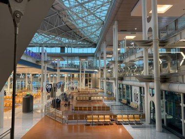 Berlin, Almanya - 12 Şubat 2026: Tek koridorlu Ryanair kabininde oturan yolcular, sarı koltuklu güvenlik kartlarıyla görüldükten sonra, başlık kapakları kapalı ve kabin mürettebatı ön tarafta..