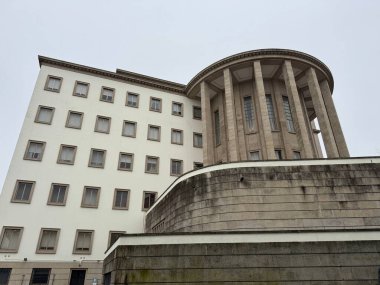 Berlin, Almanya - 12 Şubat 2026: Tek koridorlu Ryanair kabininde oturan yolcular, sarı koltuklu güvenlik kartlarıyla görüldükten sonra, başlık kapakları kapalı ve kabin mürettebatı ön tarafta..