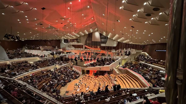 Berlin, Almanya - 12 Şubat 2026: Tek koridorlu Ryanair kabininde oturan yolcular, sarı koltuklu güvenlik kartlarıyla görüldükten sonra, başlık kapakları kapalı ve kabin mürettebatı ön tarafta..