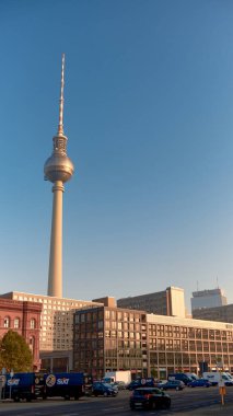 Berlin, Almanya 2 Ekim 2015: Gendarmenmarkt 'taki Fransız Katedrali açık mavi gökyüzünün altında sütunlu giriş ve kule, ziyaretçi ve bankların bulunduğu asfalt plazaya hakim.