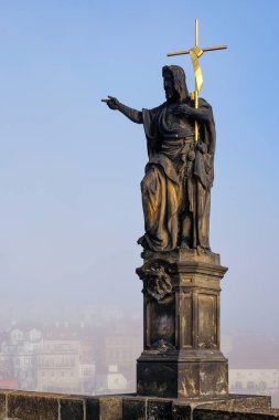 Prag, Çek Cumhuriyeti 27 Mart 2016: Prag Şatosu açık bahar gökyüzü altında yükselen ufukta dururken, insanlar Charles Köprüsü boyunca barok heykellerin önünden geçip Eski Şehir Köprüsü 'ne doğru yürüyor.