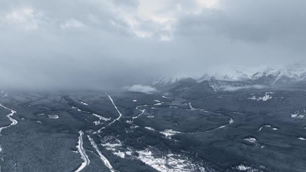 Drone vola sopra una valle boscosa ghiacciata nella foschia a Kananaskis, Alberta, Canada — Video Stock