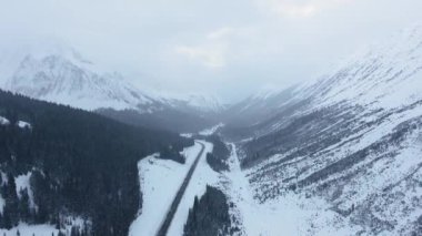 İnsansız hava aracı, Kananaskis, Alberta, Kanada 'daki dağ vadisini geçerek ufka doğru yol alıyor.