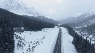 İnsansız hava aracı Kananaskis, Alberta, Kanada 'nın dağlık bölgesinde kış ortası karavan yolculuğunu yakaladı.