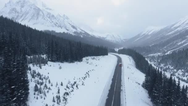 Drone Συλλαμβάνει Μέσο Του Χειμώνα Trailer Ταξίδι Μέσα Από Ορεινή — Αρχείο Βίντεο