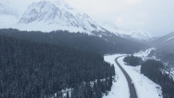 Drone Cattura Splendida Scena Invernale Con Grottesche Montagne Nella Neve — Video Stock