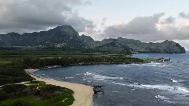 Dağ ve tropikal orman, okyanus ve bulutlarla adanın havadan manzarası (Kauai, Hawaii, ABD)