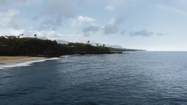 Vista Aérea Del Océano Cámara Aleja Una Isla Tropical Con — Vídeos de Stock