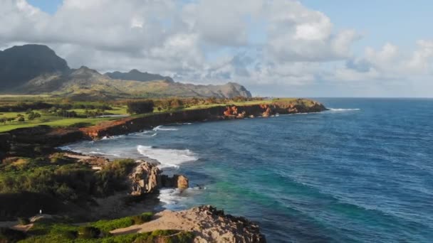 Okyanus Kayalık Kıyıların Hava Görüntüleri Adadaki Dağlar Bulutlar Kauai Hawaii — Stok video