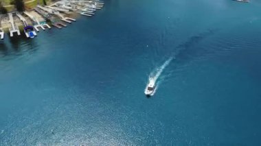 İnsansız hava aracı denizde yüzen bir teknenin üzerinde süzülüyor, Arrowhead Gölü 'nün havadan görünüşü, Kaliforniya, ABD