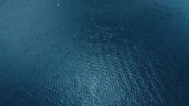 İnsansız hava aracı gölün su yüzeyinde uçuyor, Arrowhead Gölü 'nün havadan görünüşü, Kaliforniya, ABD