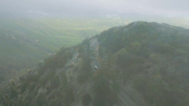 Yolları ve arabaları çeken bir insansız hava aracı, Twin Peaks, Kaliforniya, ABD yakınlarındaki dağın tepesinde hava manzarası.