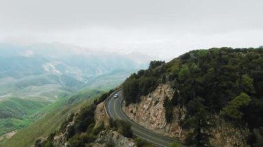 İnsansız hava aracı, Twin Peaks, California, ABD yakınlarındaki dolambaçlı yolda dağa, hava manzarasına ateş ediyor.
