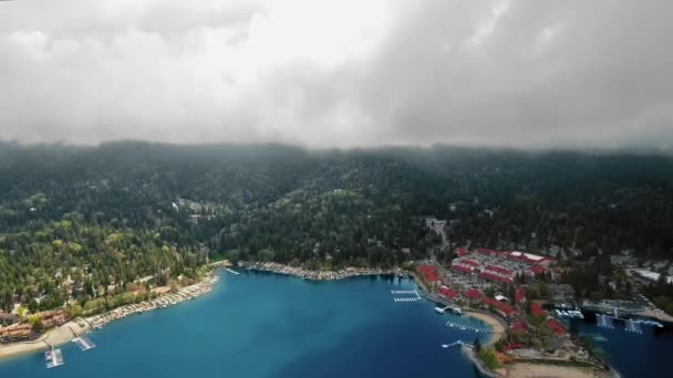 Drohne fliegt über die Küste und filmt die Umgebung, Luftaufnahme des Lake Arrowhead, Kalifornien, USA — Stockvideo