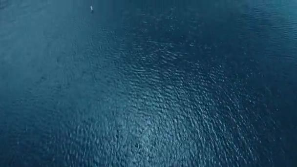 Drone survole la surface de l'eau du lac, vue aérienne du lac Arrowhead, Californie, États-Unis — Video