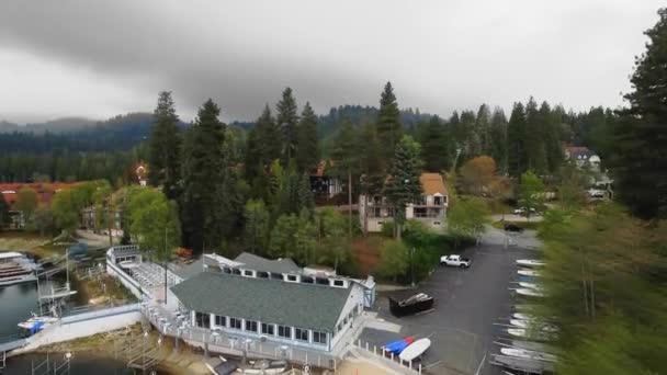 Drone bemutató házak a tengerparti város közelében a tó, légi kilátás Lake Arrowhead, Kalifornia, USA — Stock videók